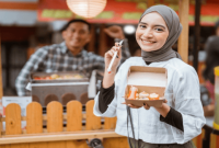Foto: Seorang Wanita Sedang Berjualan Makanan (Source: pegadaian.co.id)