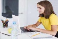 Foto: Seorang Pelajar Wanita Sedang Menganalisis Sebuah Bisnis (Source: sman1torue.sch.id)