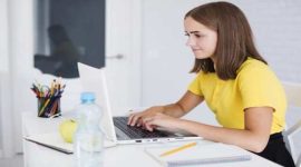 Foto: Seorang Pelajar Wanita Sedang Menganalisis Sebuah Bisnis (Source: sman1torue.sch.id)