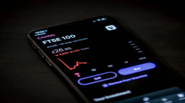 Foto: Cara Investasi Saham Lewat HP (Source: Unsplash/Jamie Stret)