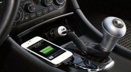 Foto: Ngecas HP di Mobil Listrik (Source: otomotif.metrotvnews.com)