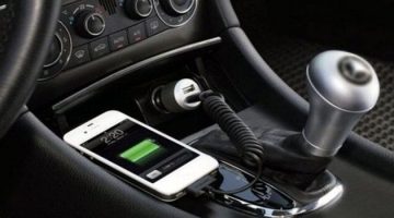 Foto: Ngecas HP di Mobil Listrik (Source: otomotif.metrotvnews.com)