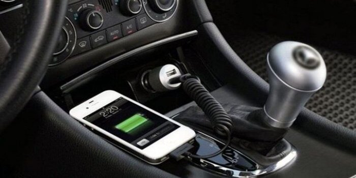 Ngecas HP di Mobil Listrik