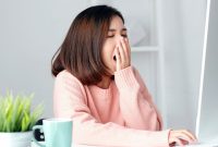 Foto: Seorang Wanita Sedang Mengantuk (Source: halodoc.com)
