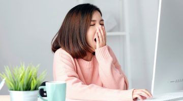 Foto: Seorang Wanita Sedang Mengantuk (Source: halodoc.com)