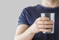 Foto: Cara Minum Air Putih Saat Puasa (Sumber: Freepik)