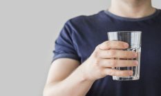 Cara Minum Air Putih Saat Puasa Agar Tubuh Tetap Segar dan Nggak Dehidrasi