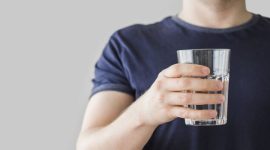 Foto: Cara Minum Air Putih Saat Puasa (Sumber: Freepik)