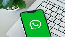 Foto: Ikon Aplikasi WhatsApp Pada Smartphone di Atas Laptop (Sumber: iStockphoto/Kurgenc)